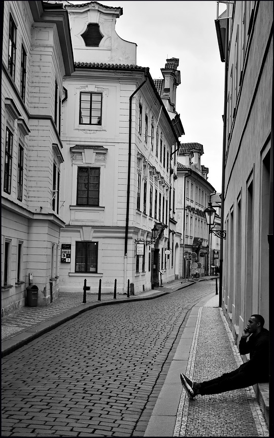 photo "Улица и человек" tags: black&white, Prag, Prague, Praha