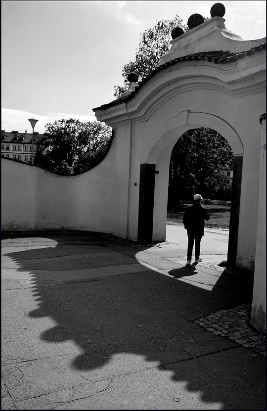 фото "Ворота, фигура и тени" метки: черно-белые, Prag, Praha, Прага