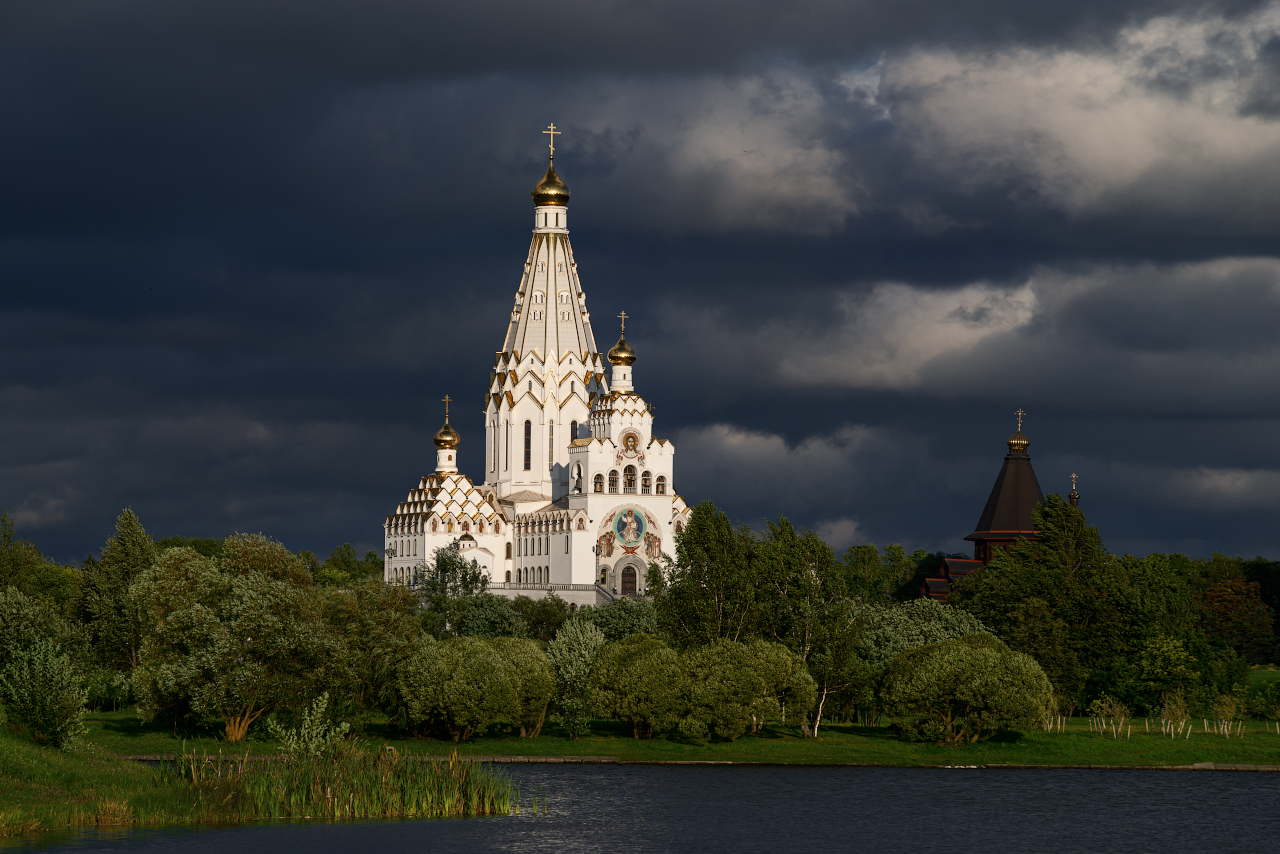 photo "***" tags: landscape, architecture, city, clouds, river, sky, summer, temple, water, Беларусь, Минск, август, церковь