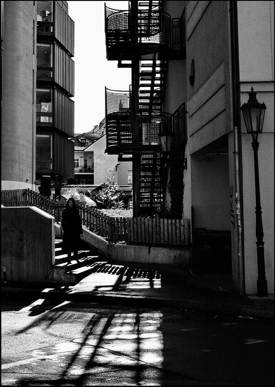 photo "Здание, фигура и лестница" tags: black&white, Prag, Prague, Praha