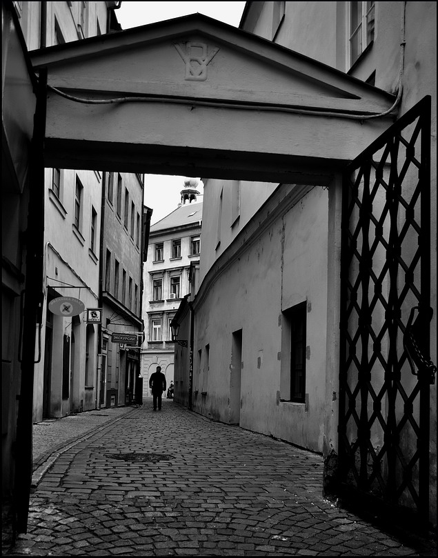 photo "Улица и ворота" tags: black&white, Prag, Prague, Praha