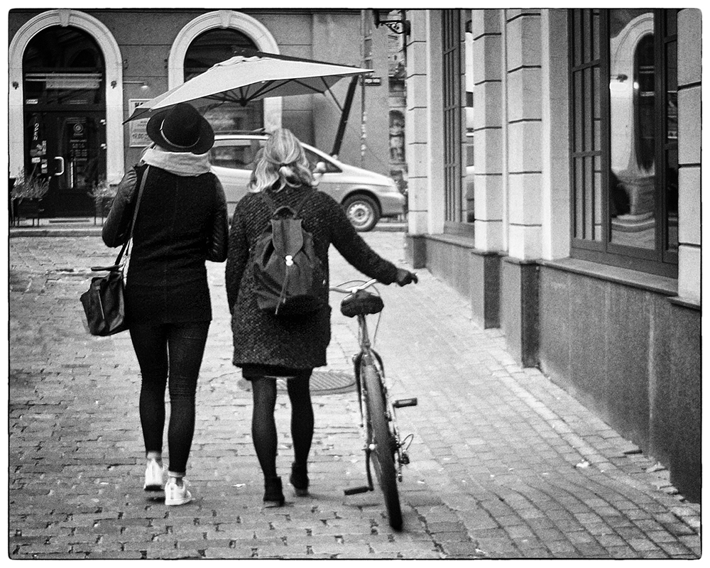 photo "Girlfriends" tags: travel, street, black&white, Рига осень Старый город