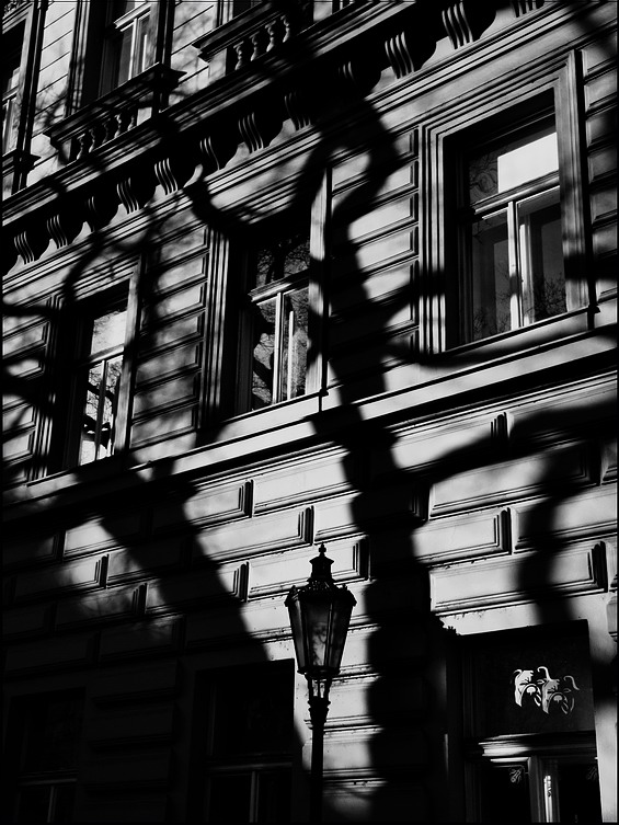 фото "Фонарь, тени и окна" метки: черно-белые, Prag, Praha, Прага