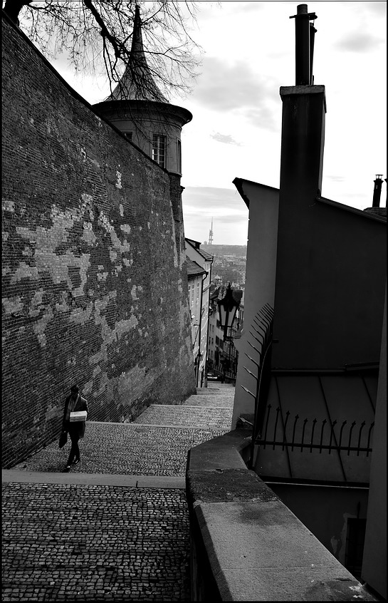 photo "Фигура на лестнице" tags: black&white, Prag, Prague, Praha