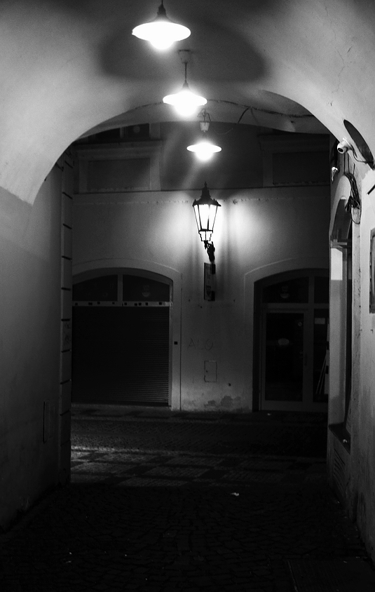 photo "Ночной проход и улица" tags: black&white, Prag, Prague, Praha