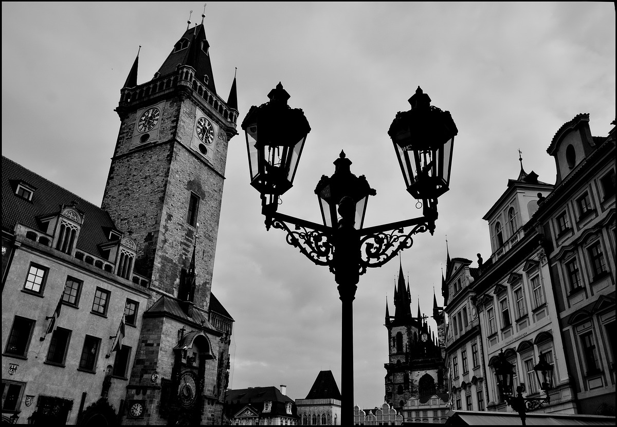 photo "Фонари на площади" tags: black&white, Prag, Prague, Praha