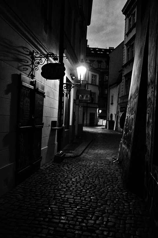 photo "Фонарь и улочка" tags: black&white, Prag, Prague, Praha