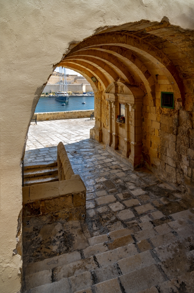 photo "Valetta in the Opening" tags: architecture, 