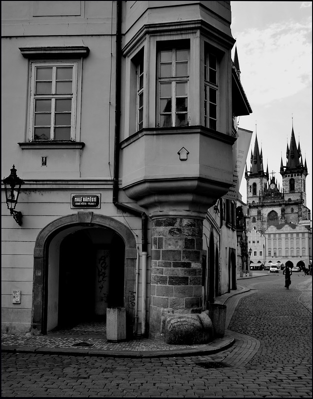 photo "Вид с площади на площадь" tags: black&white, Prag, Prague, Praha