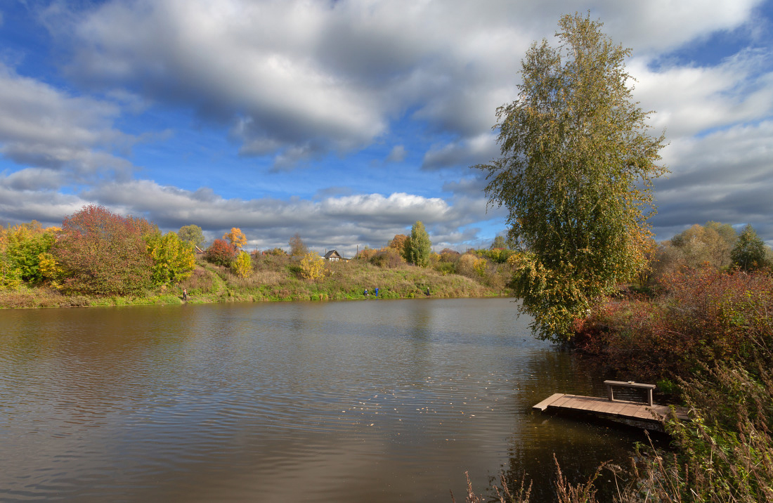 фото "Осенний мостик" метки: пейзаж, деревня, лес, мостик, облака, озеро, осень, отражения, пруд