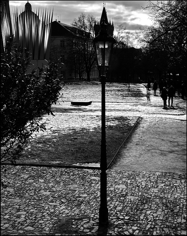 photo "Фонарь на набережной" tags: black&white, Prag, Prague, Praha