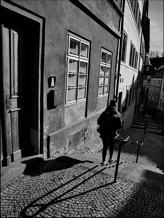 photo "Фигура и улица" tags: black&white, Prag, Prague, Praha