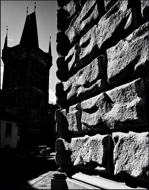 photo "Башня и стена" tags: black&white, Prag, Prague, Praha