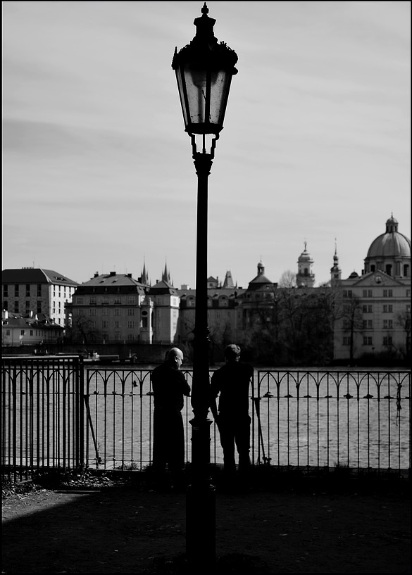 photo "Фонарь и фигуры" tags: black&white, Prag, Prague, Praha