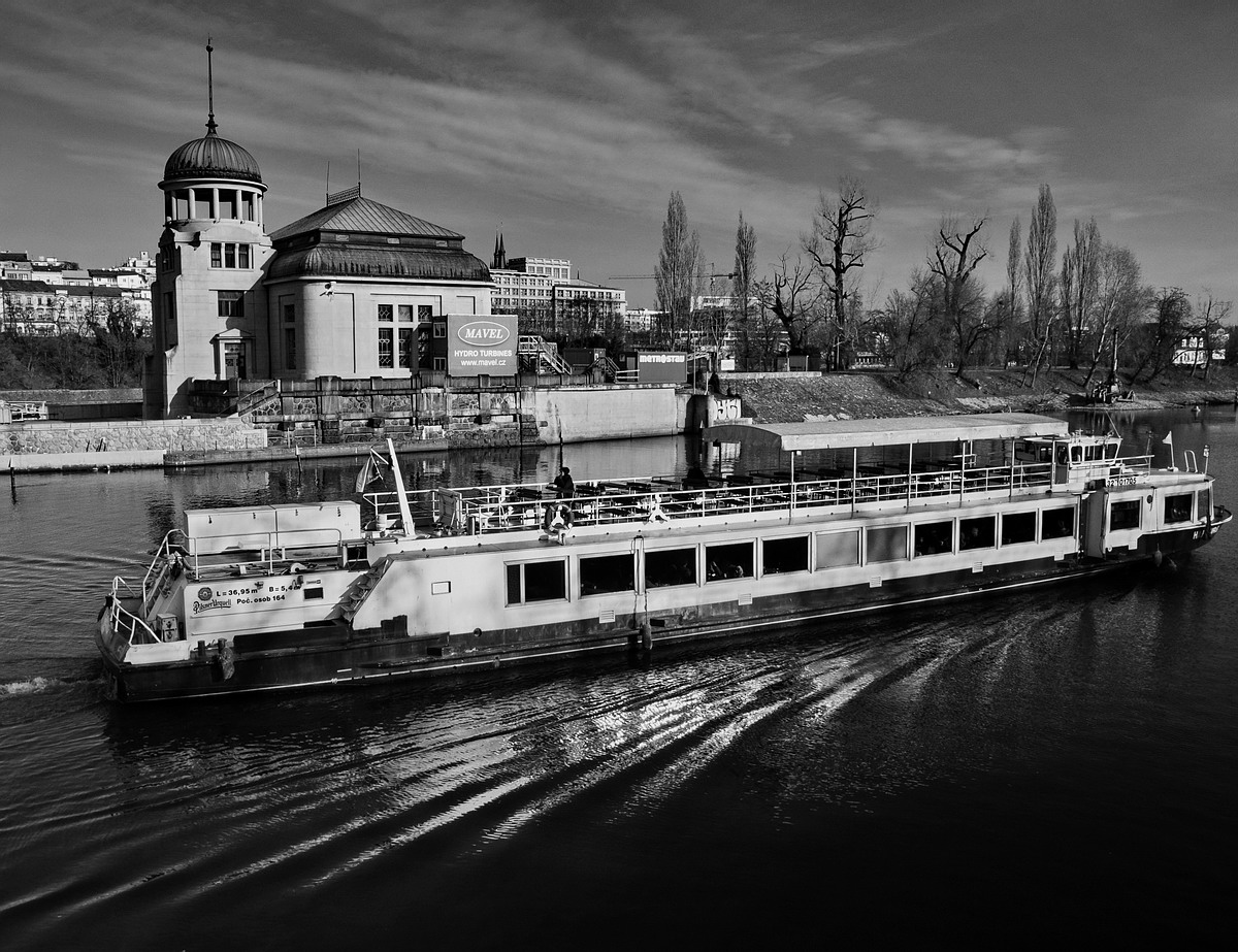 photo "Старая ГЭС и пароход" tags: black&white, Prag, Prague, Praha