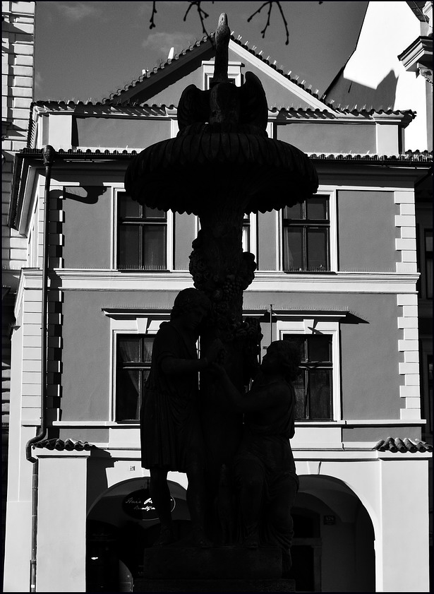 photo "Дом и фонтан" tags: black&white, Prag, Prague, Praha