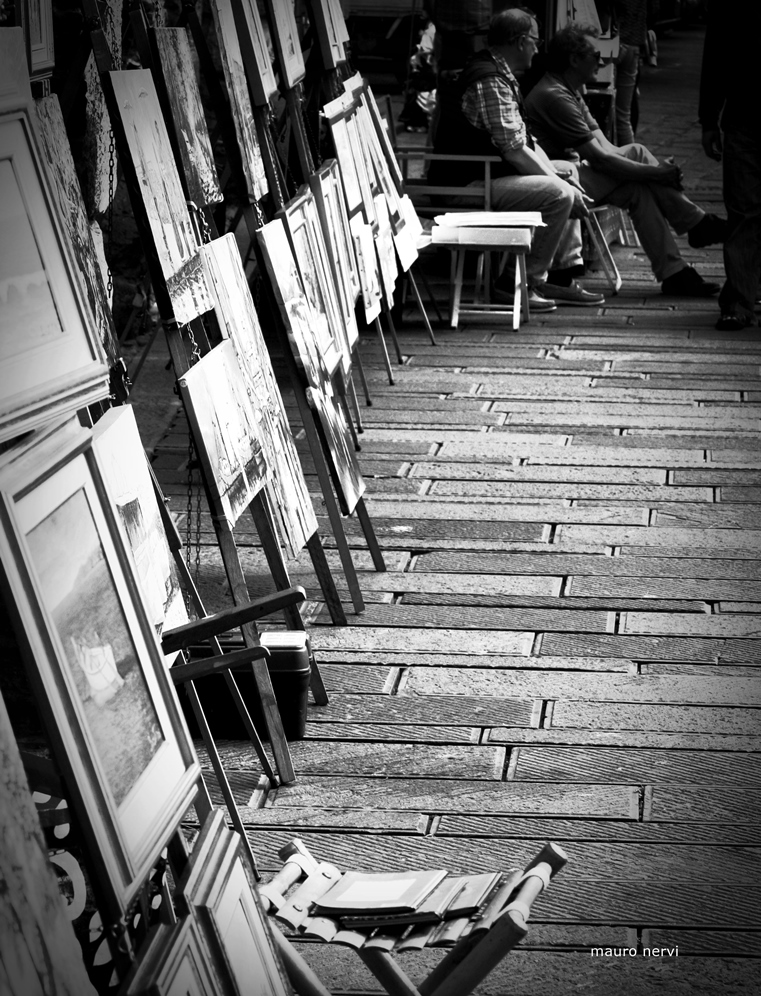 photo "selling paintings in the street" tags: black&white, 