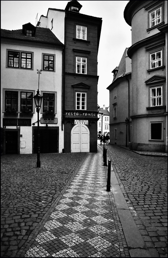 photo "Улица и фигуры" tags: black&white, Prag, Prague, Praha