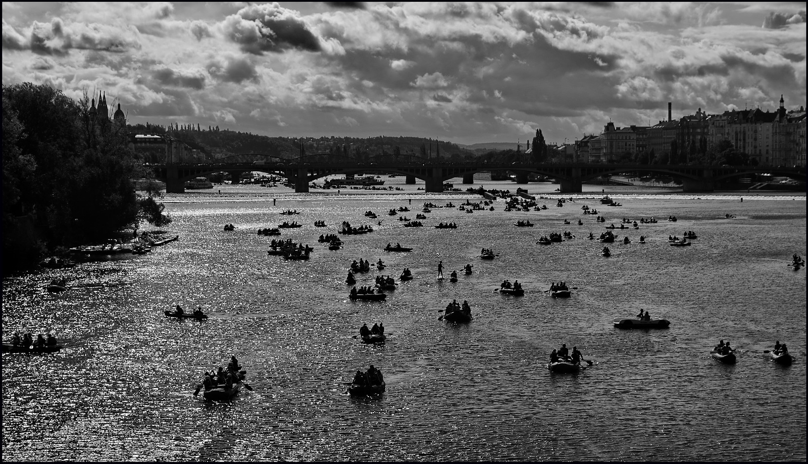 photo "Влтава и турист водники" tags: black&white, Prag, Prague, Praha