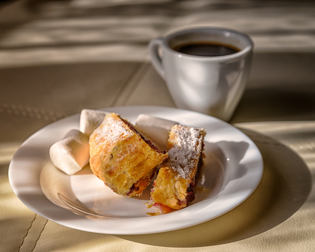 photo "Breakfast in the sun" tags: still life, Кофе, завтрак, солнечный свет, тарелка, чашка, штрудэль