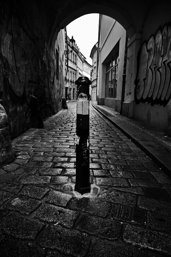 photo "Столбик и  проход" tags: black&white, Prag, Prague, Praha