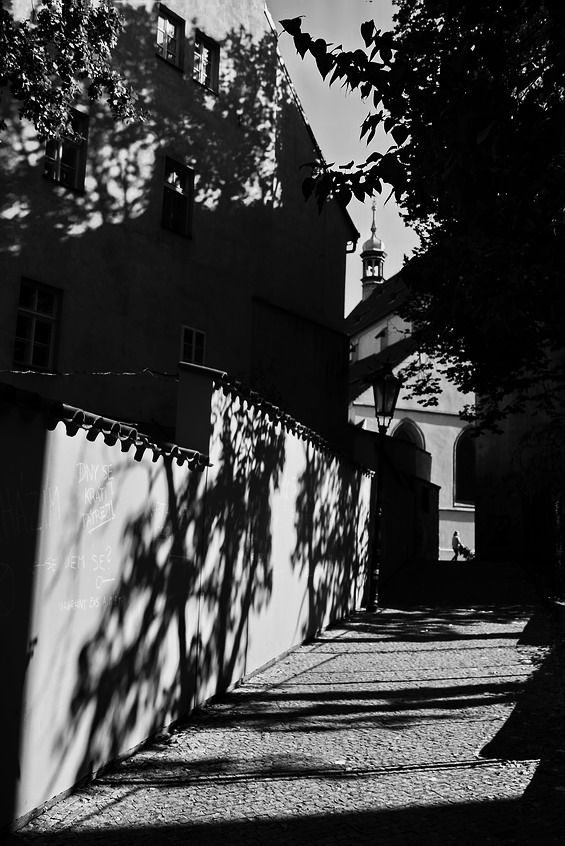 photo "Улочка и тени" tags: black&white, Prag, Prague, Praha