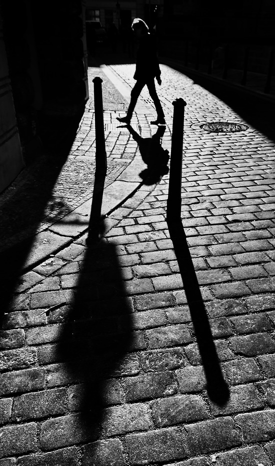 фото "Фигура, столбики и тени" метки: черно-белые, Prag, Praha, Прага