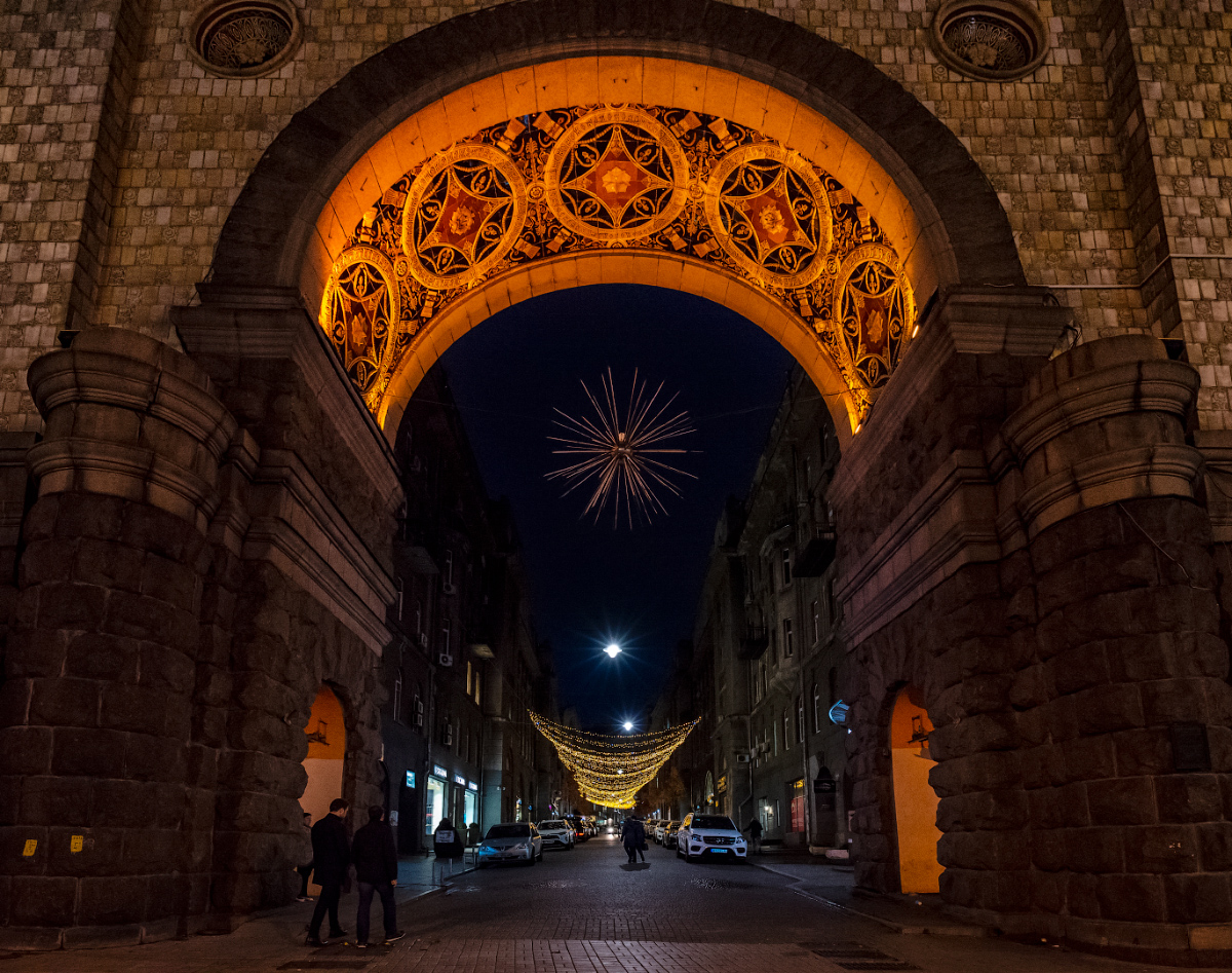 photo "Arch" tags: landscape, architecture, street, people, street, Киев, арка, подсветка, фонари