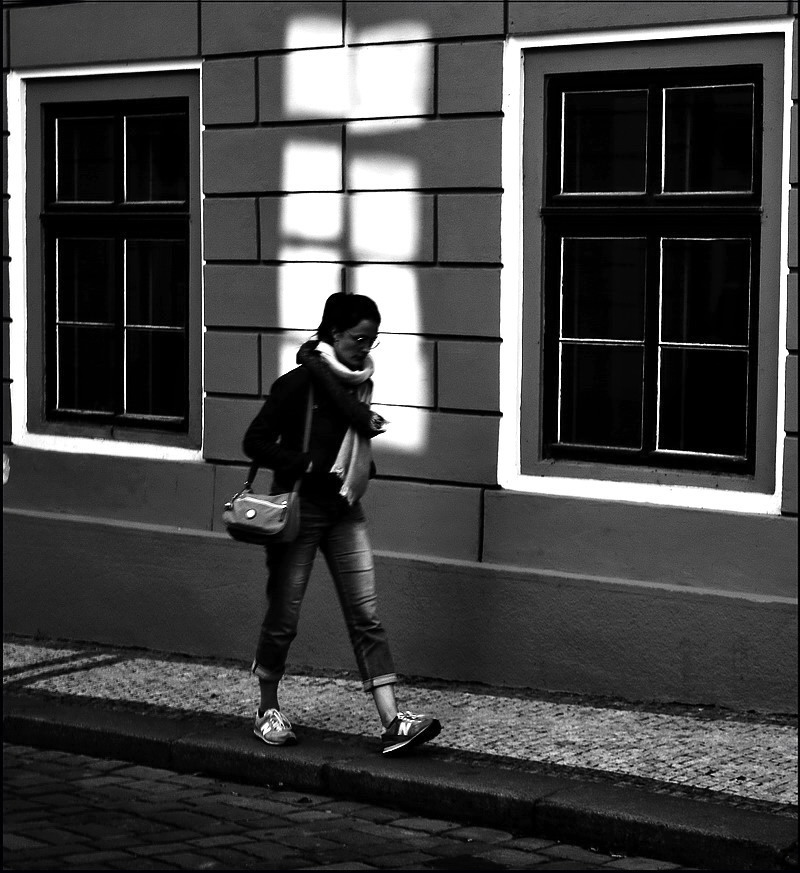 photo "Женщина и окно" tags: black&white, Prag, Prague, Praha