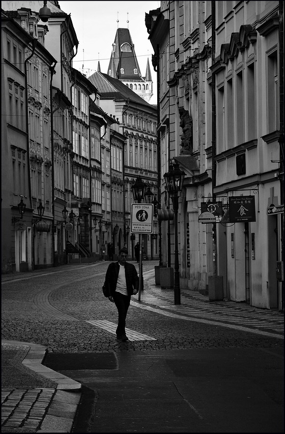 photo "Пешеход на улице" tags: black&white, Prag, Prague, Praha