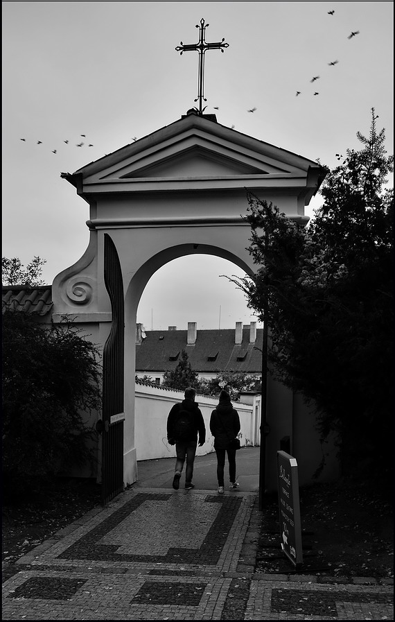photo "Ворота и фигуры" tags: black&white, Prag, Prague, Praha