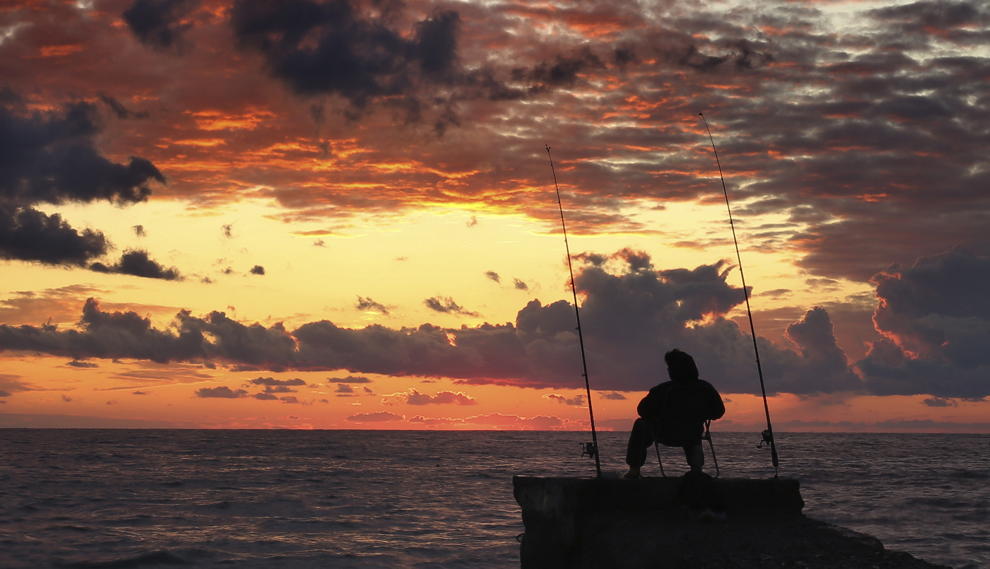 photo "***" tags: , clouds, sea, sky, sunset, рыбак