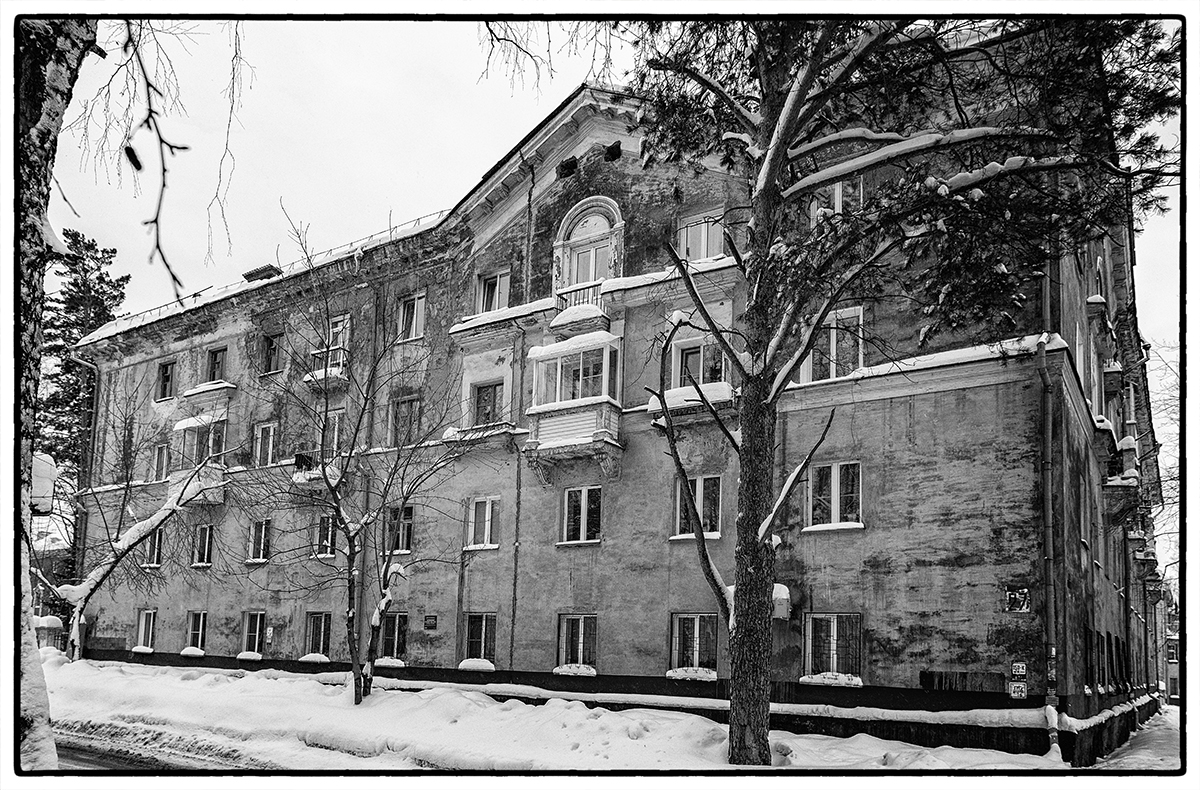 photo "Stability" tags: black&white, architecture, bw, snow, чёрно белое