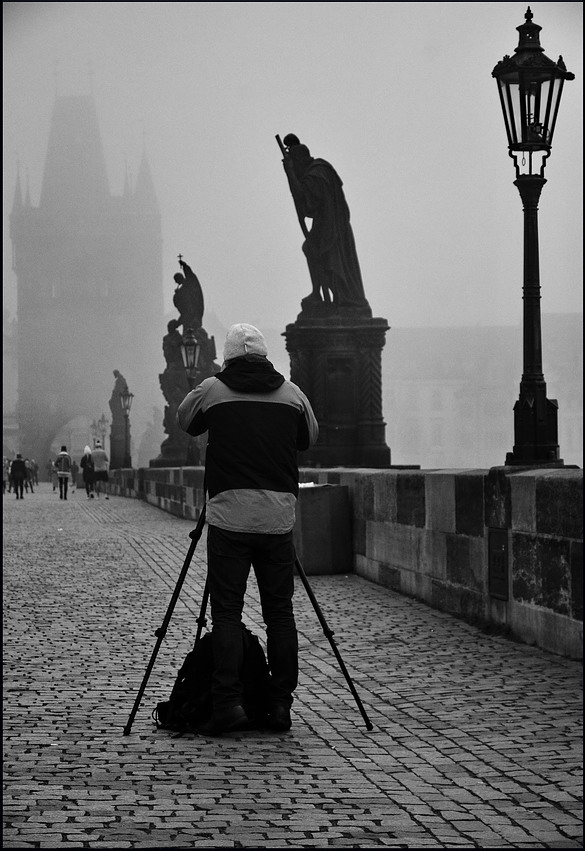 photo "Фотограф на мосту" tags: black&white, Prag, Prague, Praha