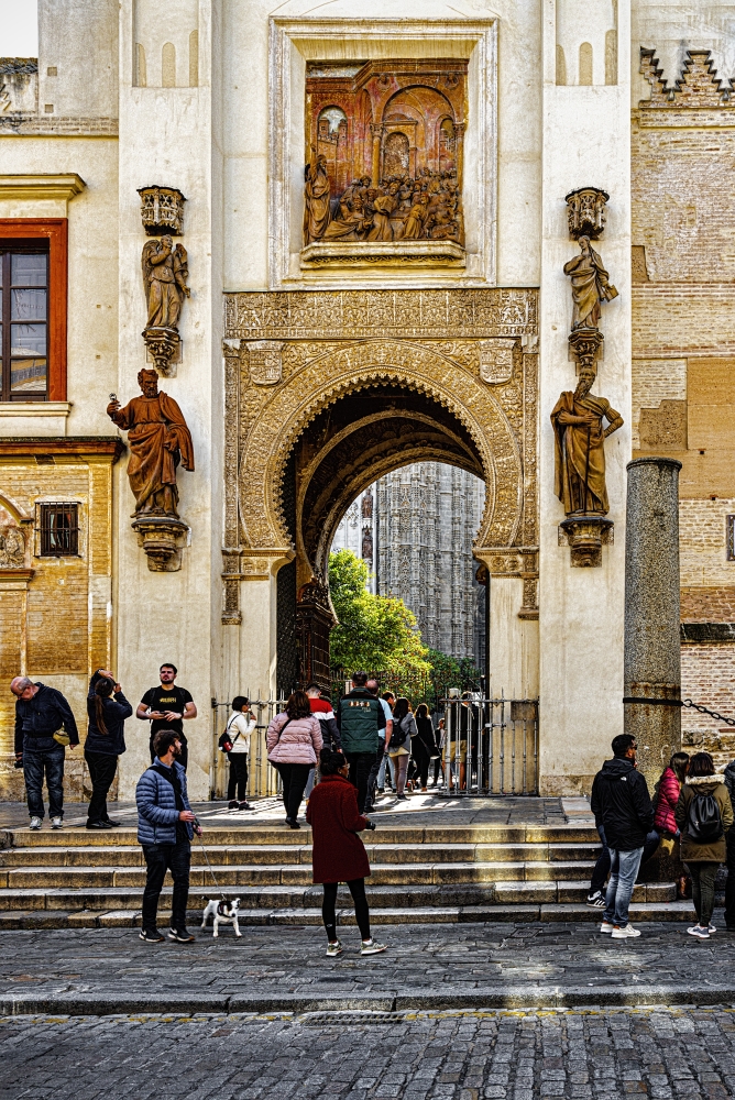 photo "At the Gate of Seville Cathedral" tags: architecture, 