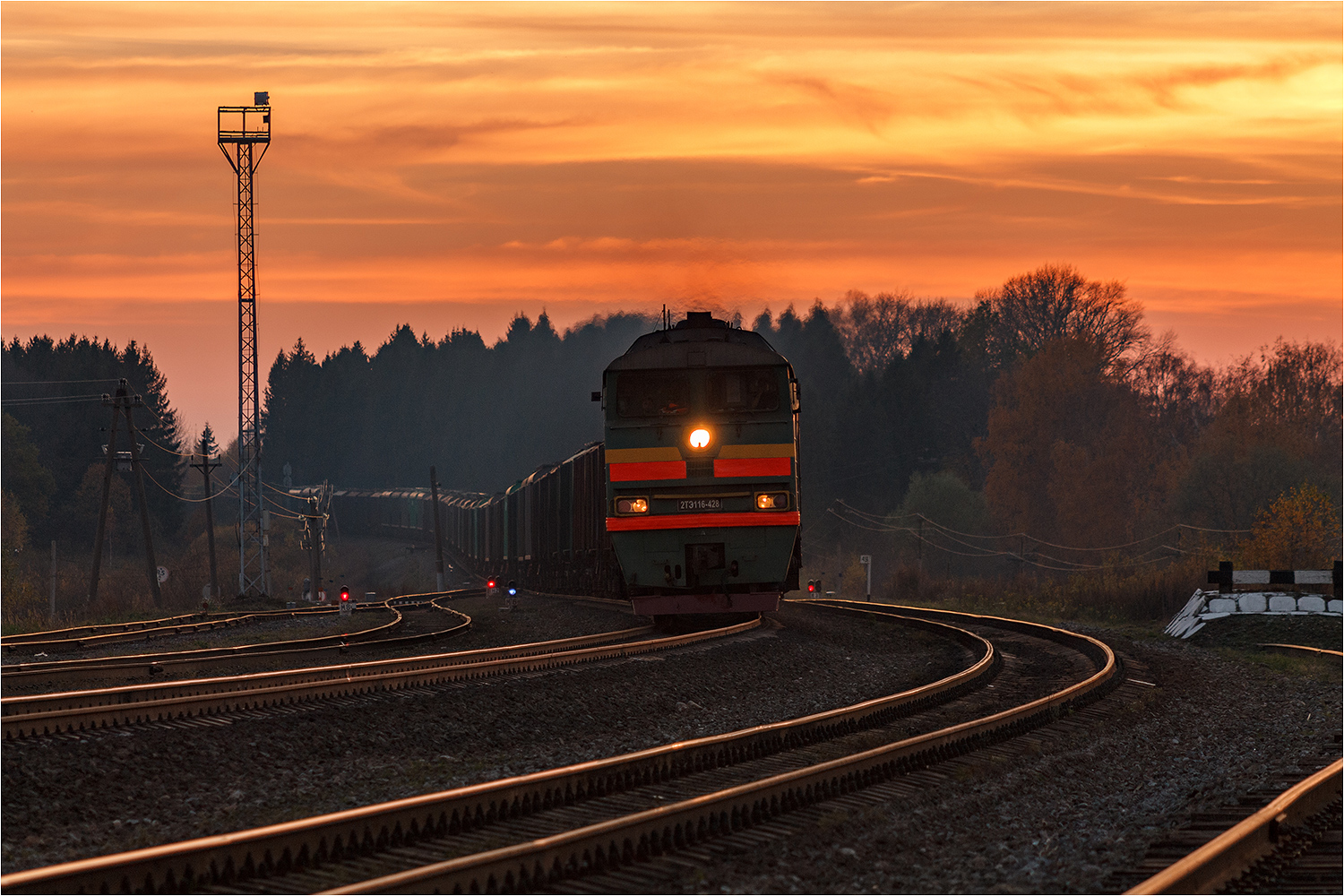 photo "***" tags: landscape, technics, nature, autumn, evening, sunset, village, железная дорога, листья, поезд