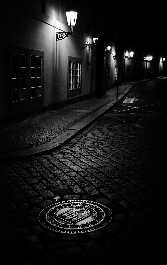 photo "Ночные фонари и крышка люка" tags: black&white, Prag, Prague, Praha