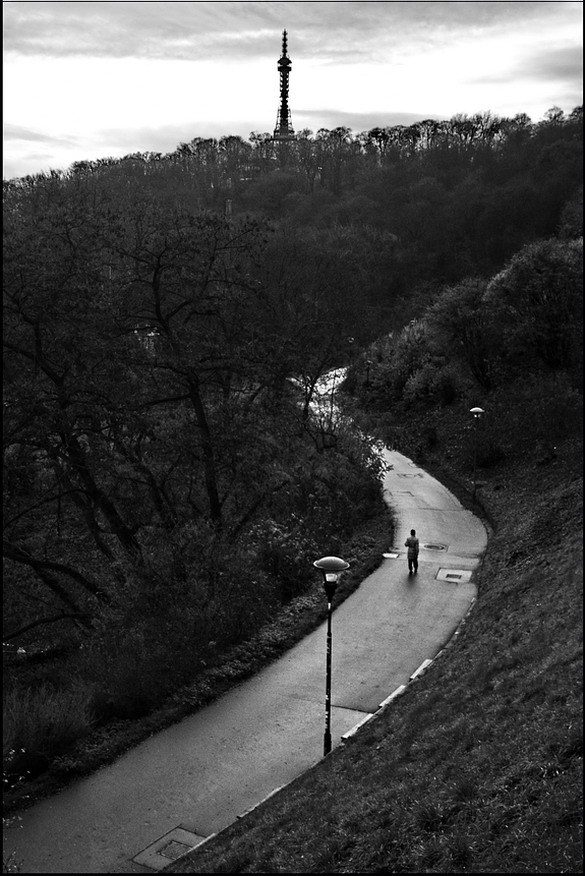 photo "Петршинская башня и дорога" tags: black&white, Prag, Prague, Praha