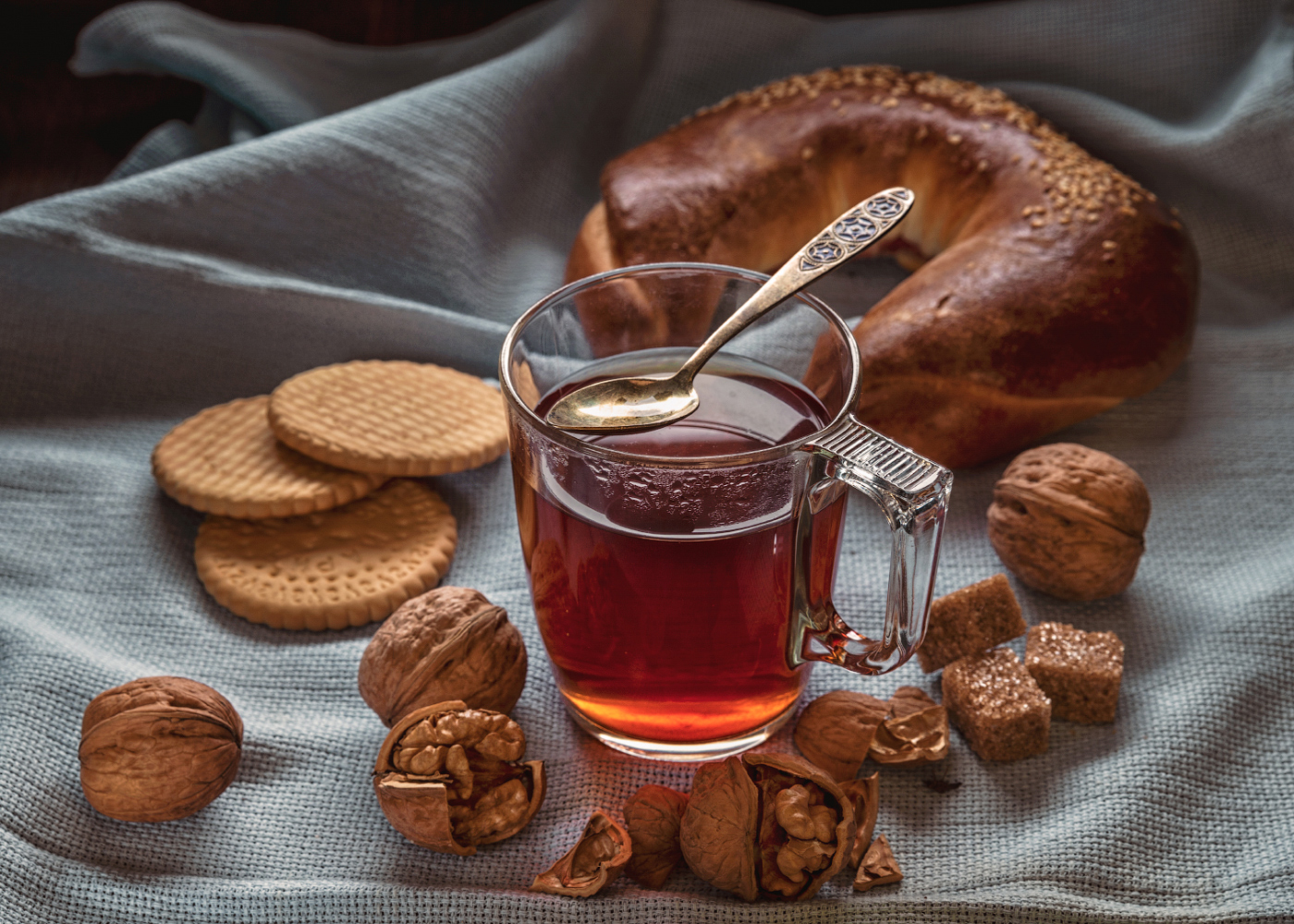 photo "Tea still life" tags: still life, булка, грецкий орех, печенье, сахар, чай