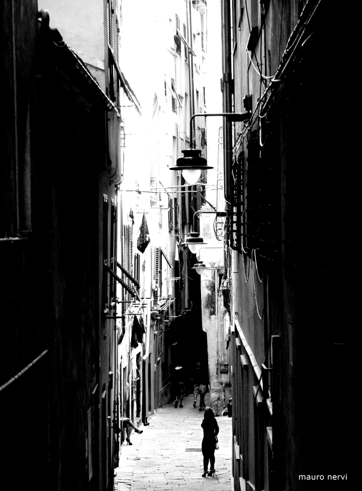 photo "old town, alley" tags: black&white, 