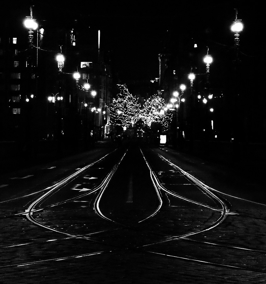 фото "Ночные трамвайные пути и мост-2" метки: черно-белые, Prag, Praha, Прага