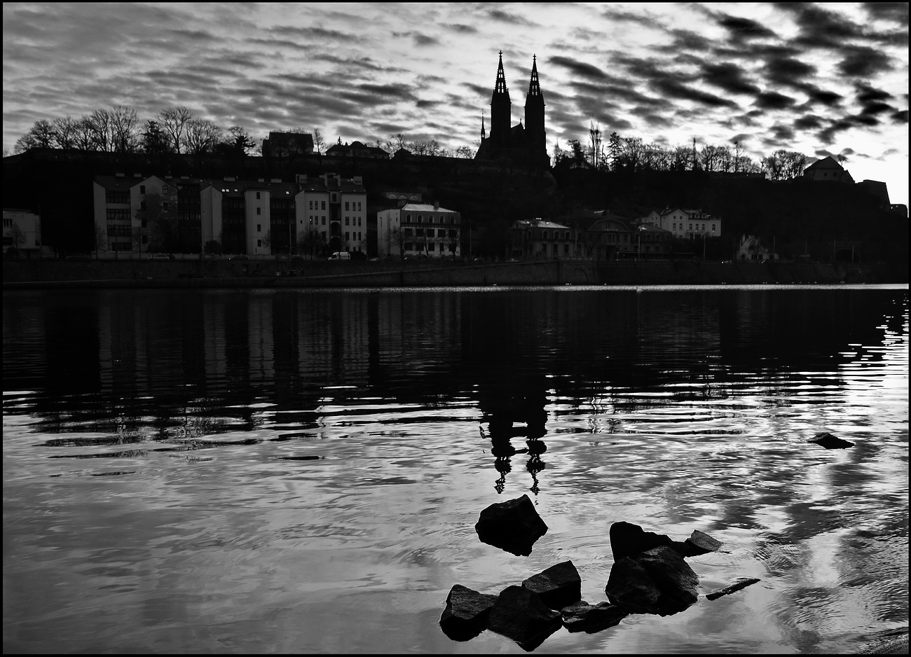 photo "Вышеград и Влтава" tags: black&white, Prag, Prague, Praha