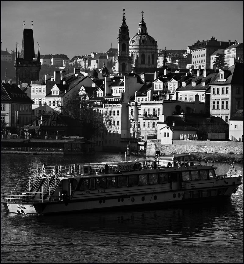 фото "Башни, дома и пароход" метки: черно-белые, Prag, Praha, Прага