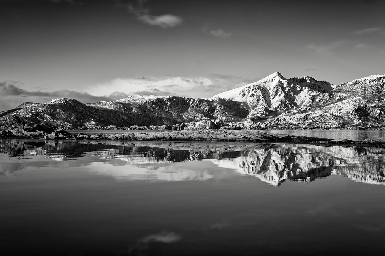 photo "***" tags: landscape, black&white, Europe, mountains, water, winter