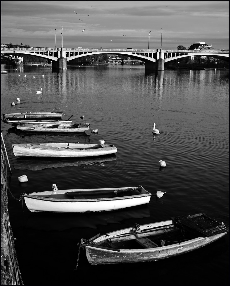 photo "Мост и лодки" tags: black&white, Prag, Prague, Praha