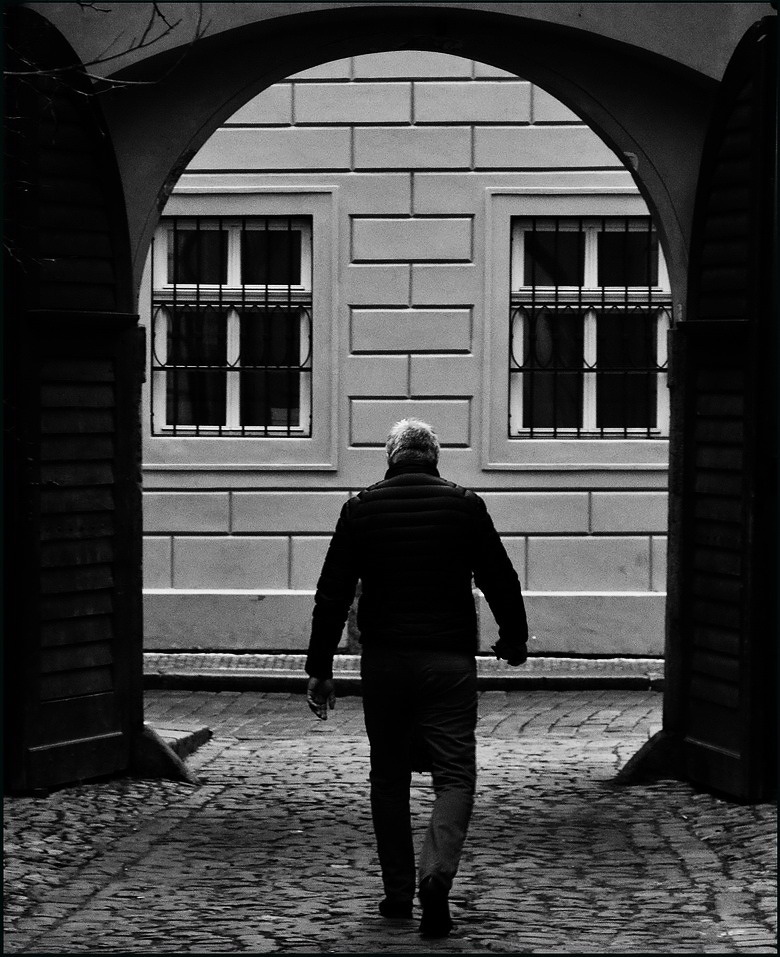 photo "Ворота и фигура" tags: black&white, Prag, Prague, Praha