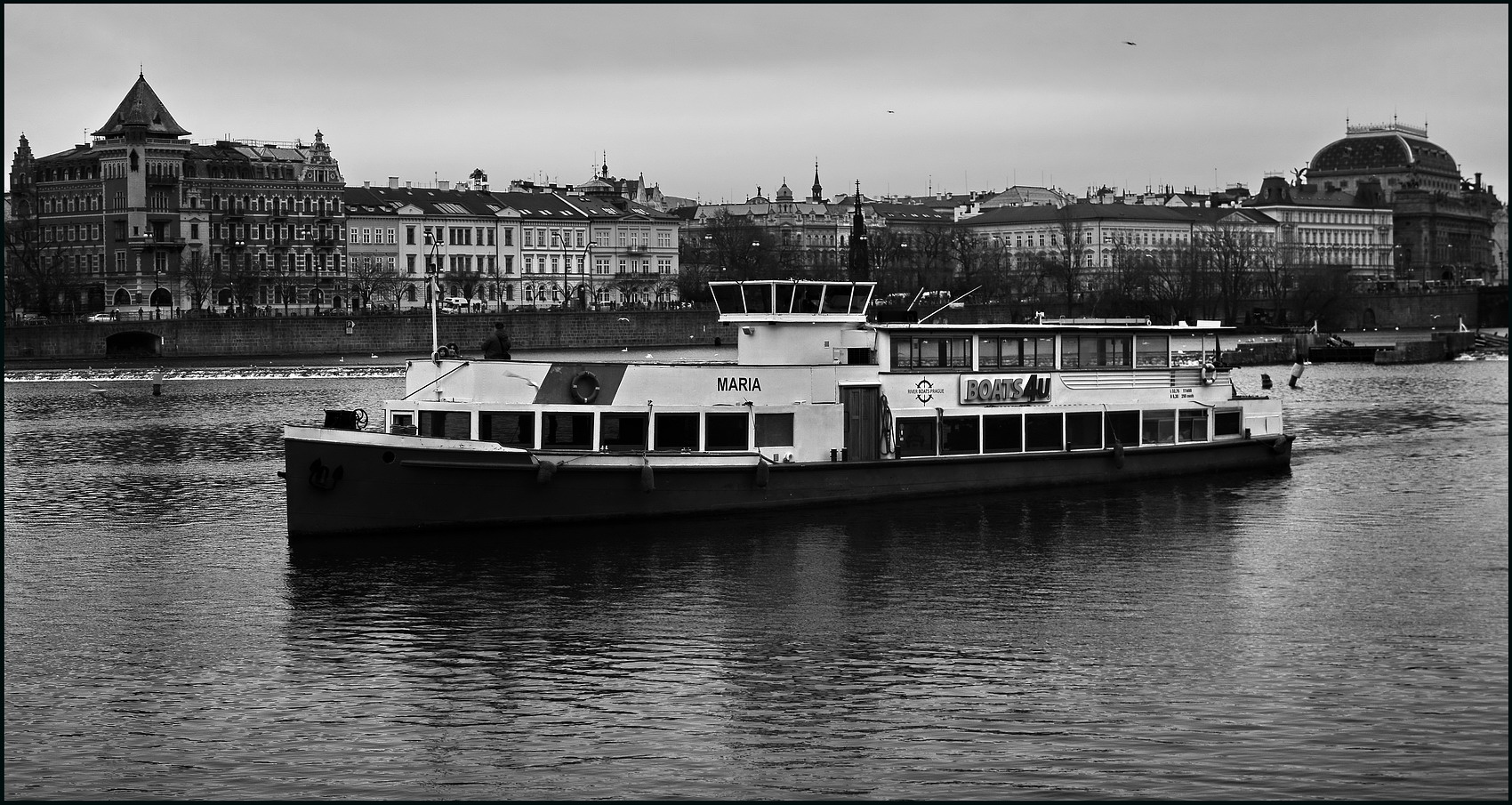 photo "Дома и пароход" tags: black&white, Prag, Prague, Praha