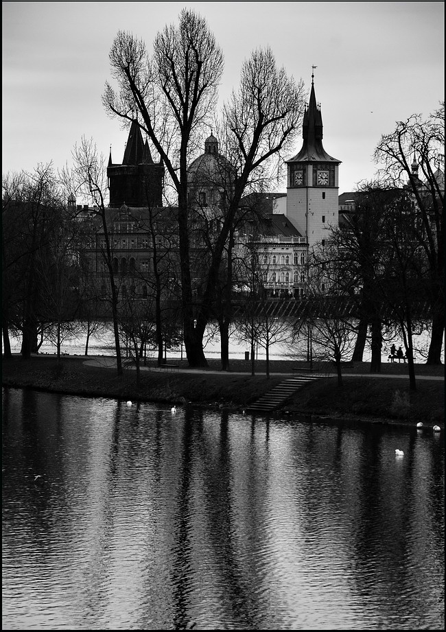 photo "Башни, деревья и река" tags: black&white, Prag, Prague, Praha