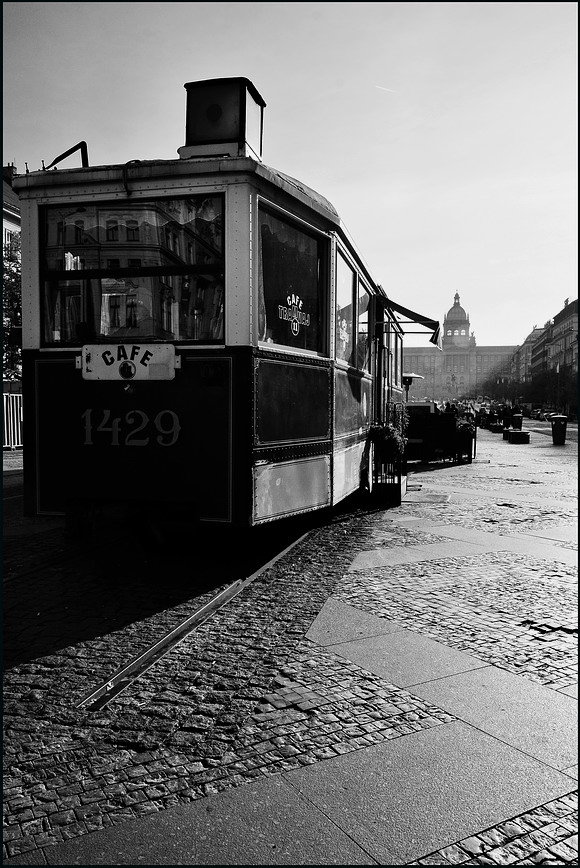 фото "Кафе трамвай на площади" метки: черно-белые, Prag, Praha, Прага