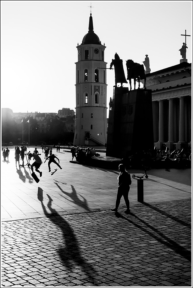 photo "Sunset at Vilnius Cathedral square" tags: street, city, travel, 